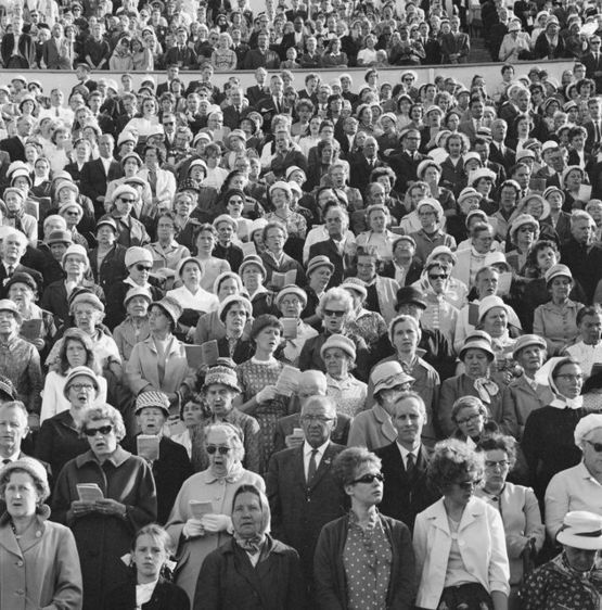 Väkijoukko laulamassa katsomossa. 1963. Kuva: Teuvo Kanerva. Museovirasto.