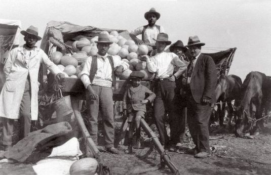 Meloninmyyjiä Santiagossa. 1929–1930. Kuva: Rafael Karsten. Museovirasto. CC BY 4.0.