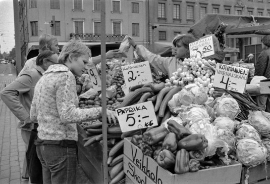 Kaupankäyntiä Kauppatorilla 1970-luvulla. Kuva: Harri Ahola. Helsingin kaupunginmuseo. CC BY 4.0.