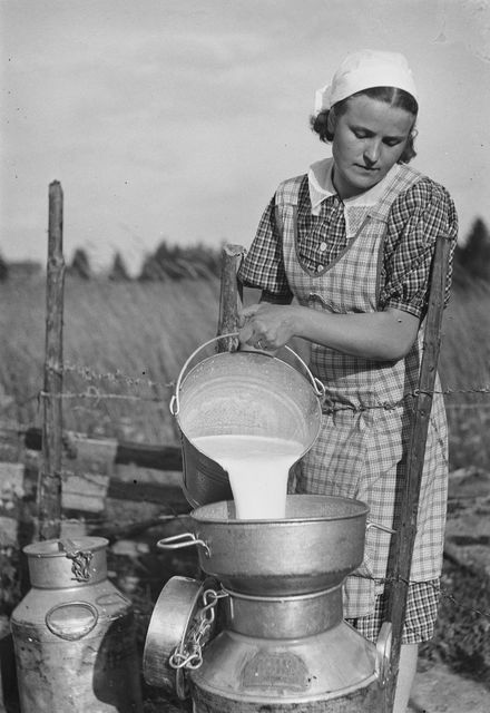Emäntä taloustöissä. 1937. Kuva: Pekka Kyytinen. Museovirasto. CC BY 4.0.