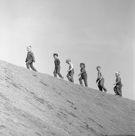 Poikia nousemassa mäelle. 1957–1961. Kuva: Teuvo Kanerva. Museovirasto. CC BY 4.0.