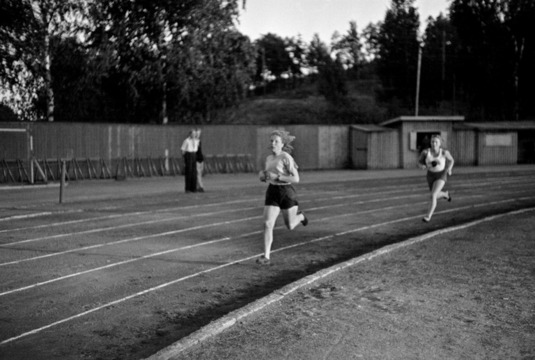 Juoksukilpailu Eläintarhan urheilukentällä vuonna 1948. Kuva: Väinö Kannisto. Helsingin kaupunginmuseo. CC BY 4.0.