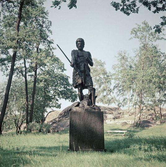 Carl Eneas Sjöstrandin Kullervo puhuu miekalleen -veistos Hesperian puistossa. 1957. Kuva: Museovirasto.