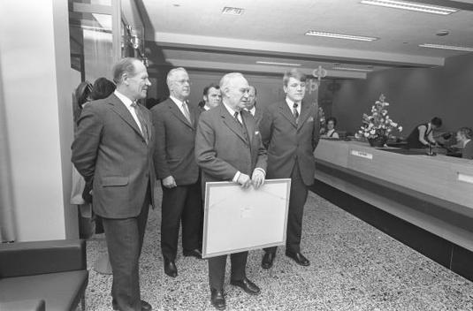 Tunnistamaton delegaatio Keravan Osuuspankin Paasikivenkadun konttorin avajaisissa vuonna 1972. Kuva: Väinö Kerminen. Keravan museo. CC BY-NC-ND 4.0.