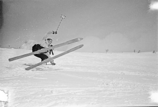 Laskettelija Pallastunturilla. 1938. Kuva: Otso Pietinen. Museovirasto. CC BY 4.0.