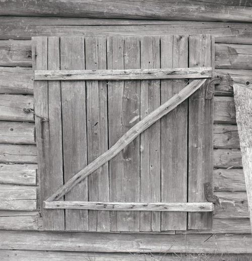 August Erikssonin torpan heinäladon ovi. Vermlanti, 1956. Kuva: Helmi Virtaranta. Museovirasto. CC BY 4.0.