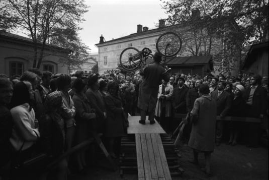 Ihmisiä polkupyörähuutokaupassa poliisiaseman pihalla. Mariankatu 3, Helsinki, 1972. Kuva: Simo Rista. Helsingin kaupunginmuseo.