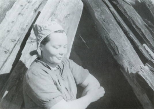 Nuori nainen. 1948. Kuva: Jorma Heinonen. Museovirasto. CC BY 4.0.