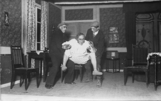 Keravan Työväenyhdistyksen Näyttämön teatteriesitys "Muilutus" näytäntökaudelta 1937. Kuva: Valokuvaamo Uolevi. Keravan museo. CC BY-NC-ND 4.0.