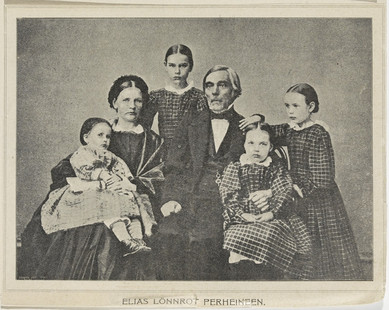 Elias Lönnrot perheineen. Autotypia. Alkuperäinen kuva n. 1864. Vasemmalta Thekla, Maria, Maria, Elias, Elina ja Ida Lönnrot. Kuva: Museovirasto. CC BY 4.0.