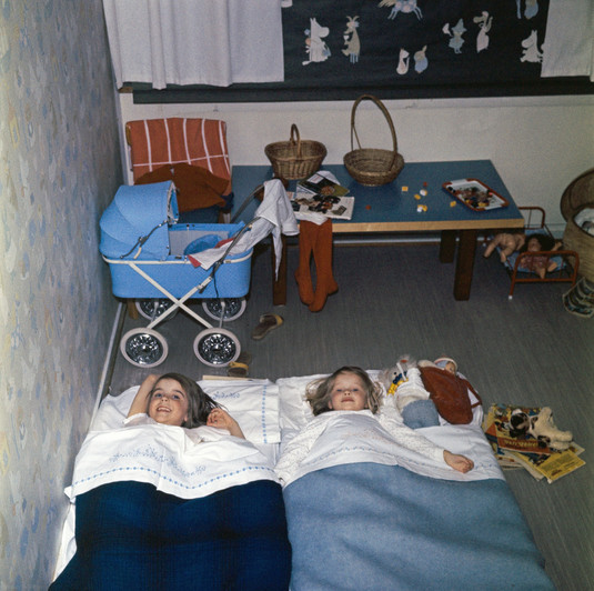 Kaveri yökylässä. Lapset menossa nukkumaan. Helsinki, 1960-luku. Kuva: Juha Jernvall. Helsingin kaupunginmuseo. CC BY 4.0.
