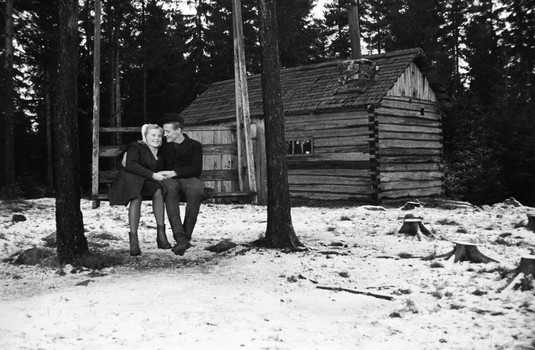 Tyttö ja poika keinussa. 1940-luku. Kuva: Väinö Kannisto. Helsingin kaupunginmuseo. CC BY 4.0