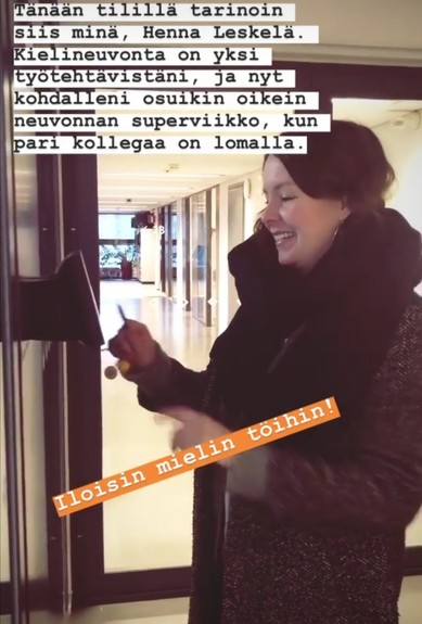 Kielen juhlaa 75 -Instagram-tili: kuvakaappaus videosta, jossa kielineuvoja saapuu töihin. Kuva: Suvi Syrjänen, Kotus.
