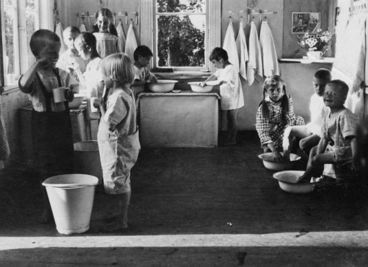 Lapset iltapesulla Helsingin lastentarhojen kesäsiirtolassa. Helsinki, 1918. Kuva: Helsingin kaupunginmuseo. CC BY 4.0.