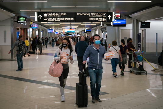 Matkustajia Atlantan kansainvälisellä lentokentällä 6. maaliskuuta 2020. Kuva: Chad Davis. Flickr. CC BY-SA 2.0