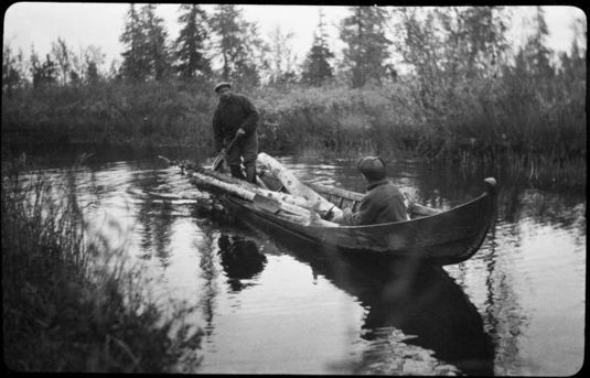 Polttopuita kuljetetaan veneellä. Sompiojärvi, Mutenia, Sodankylä, 1937. Kuva: Samuli Paulaharju. Museovirasto. CC BY 4.0.