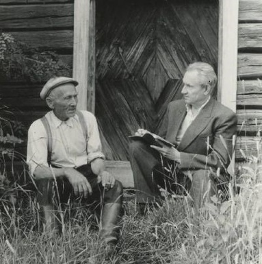Viljo Nissilä haastattelee Nestori Simolaa Hauholla 1968. Kuva: Kotuksen arkisto.