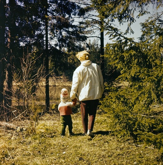 Äiti ja tytär kävelyllä luonnossa. 1960-luku. Kuva: Juha Jernvall. Helsingin kaupunginmuseo. CC BY 4.0.