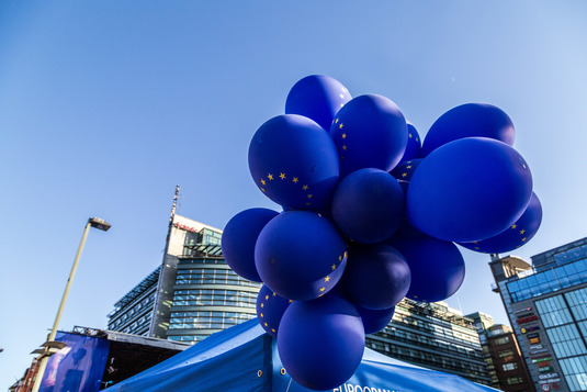 Sinisiä ilmapalloja Eurooppa-päivänä. Kuva: Eurooppa-tiedotus, ulkoministeriö.