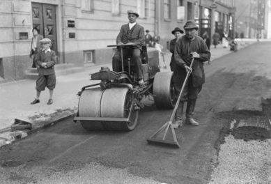 Työmiehet asfaltointitöissä Helsingissä. 1928–1930. Kuva: Museovirasto. CC BY 4.0.