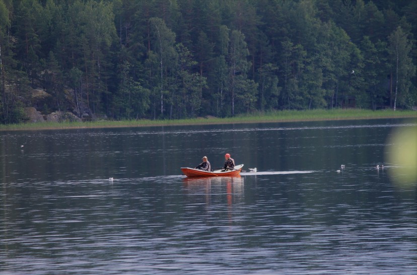 Kalastajat Saimaalla sateen jälkeen. Kuva: Vesa Heikkinen.