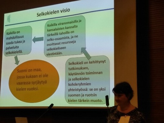 Ulla Tiililä esittelee Selkokielen toimenpideohjelmaa 2019−2022 Kieli ja syrjäytyminen -seminaarissa 8.2.2019. Kuva: Kotuksen arkisto.
