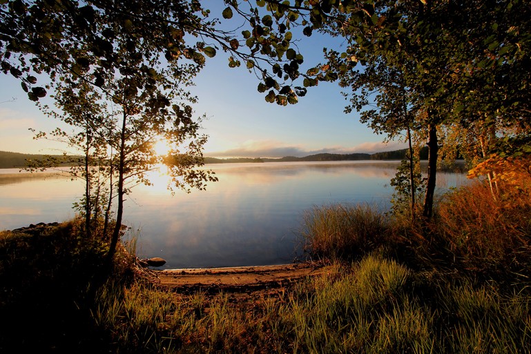 Auringonnousu Saimaan Yövedellä. Kuva: Vesa Heikkinen.