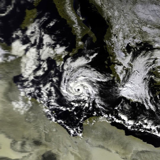 Medikaani tammikuussa 1995. Kuva: NOAA / Satellite and Information Service. Wikimedia Commons. Public Domain.