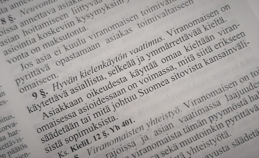 Hallintolain 9. pykälä: Hyvän kielenkäytön vaatimus. Viranomaisen on käytettävä asiallista, selkeää ja ymmärrettävää kieltä. Kuva: Hanna Virtakangas, Kotus.