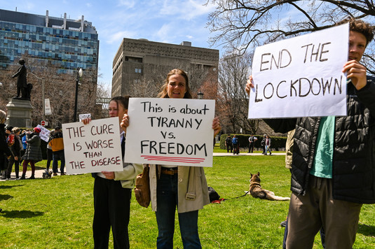Kanadalaisia osoittamassa mieltään sikäläisiä rajoituksia vastaan Torontossa 25. huhtikuuta 2020. Kuva: Michael Swan (michael_swan). Flickr. CC0 1.0.