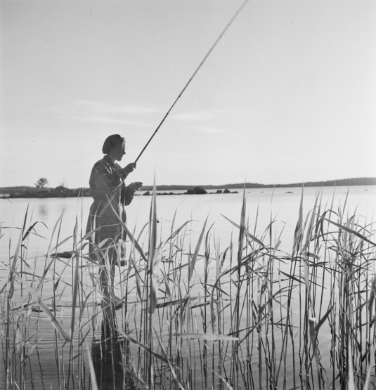 Ongintaa Loviisan saaristossa. 1957. Kuva: Pekka Kyytinen. Kansatieteen kuvakokoelma. Museovirasto. CC BY 4.0.