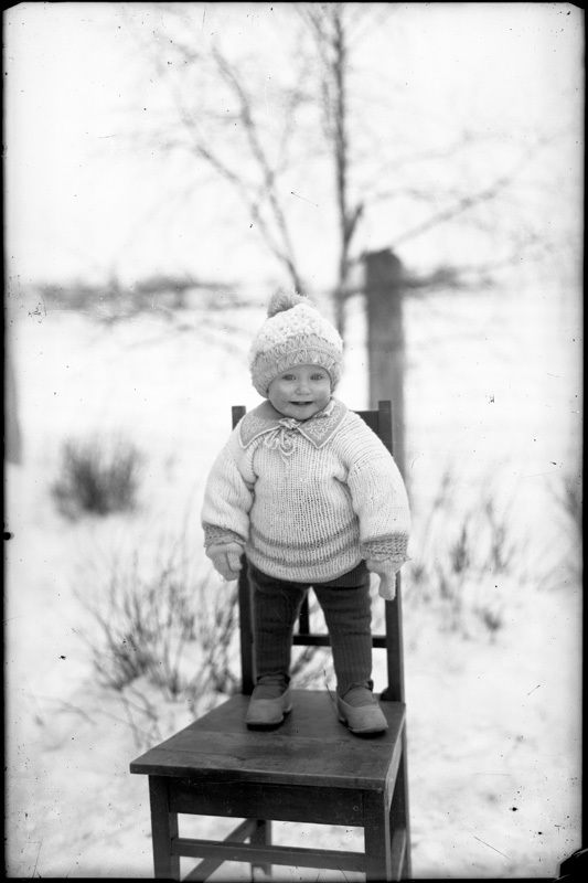 Pieni lapsi villavaatteissaan. Kuva: Wiipuri-museon kokoelma. Lappeenrannan museot. CC BY-NC-ND 4.0.