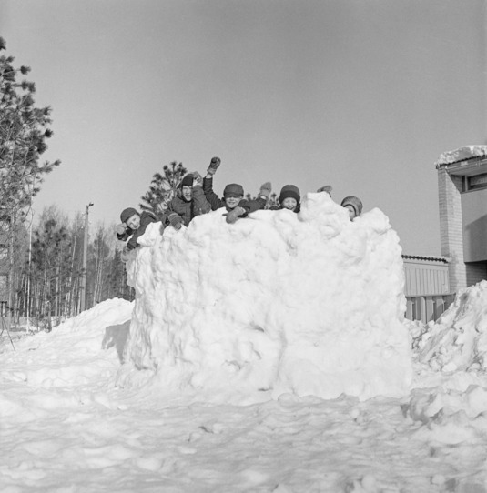 Pojat lumilinnassa. Helsinki, 1967. Kuva: Teuvo Kanerva. Museovirasto. CC BY 4.0.