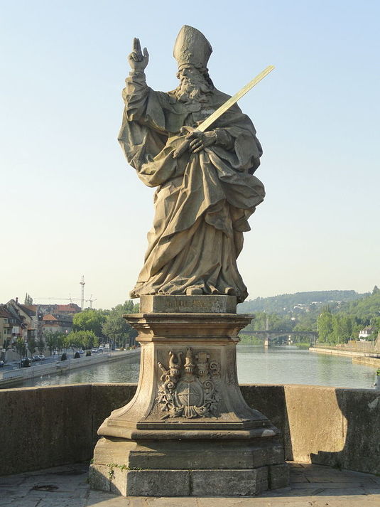 Pyhän Kilianuksen patsas Würzburgissa. Kuva Daderot. Wikimedia Commons. CC0.