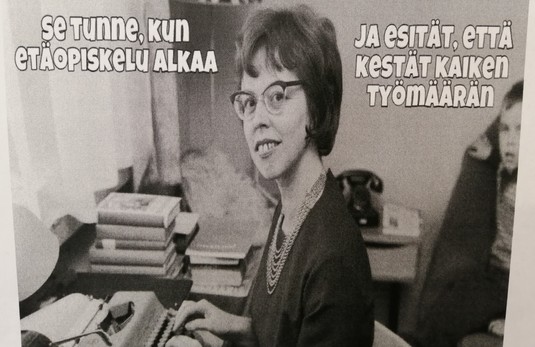 Aila Meriluoto meemin pohjana. Alkuperäinen kuva: Hämeenlinnan kaupunginmuseo. Muokkaus: Anni Lunnas, 9B, Turengin yhteiskoulu.