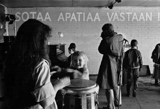 Sotaa apatiaa vastaan. Teksti Lepakkoluolan seinässä. Helsinki 1979. Kuva: Aimo Hyvärinen. Helsingin kaupunginmuseo. CC BY 4.0.