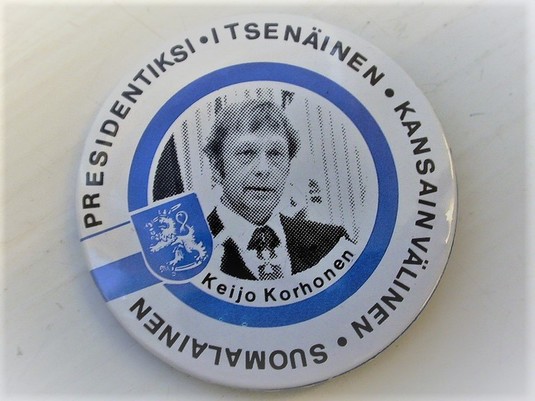 Ehdokas Keijo Korhosen rintamerkki. Presidentinvaalit 1994. Kuva: Helsingin kaupunginmuseo. CC BY 4.0.