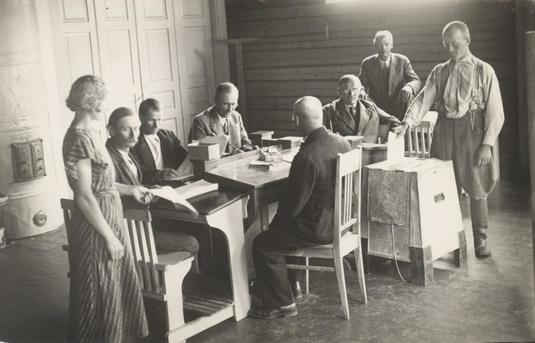 Vuoden 1936 eduskuntavaalien vaalitoimitus Viensuun kansakoululla. Heinäkuu 1936 Pielisjärvi. Kuva: Pielisen museo. CC BY 4.0.