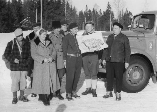 Tuusulan ja Järvenpään hiihtohaastekilpailuun talvella 1956 osallistuneet Keravan kauppalanvaltuutetut. Kuva: Väinö Johannes Kerminen. Keravan museo. CC BY-NC-ND 4.0