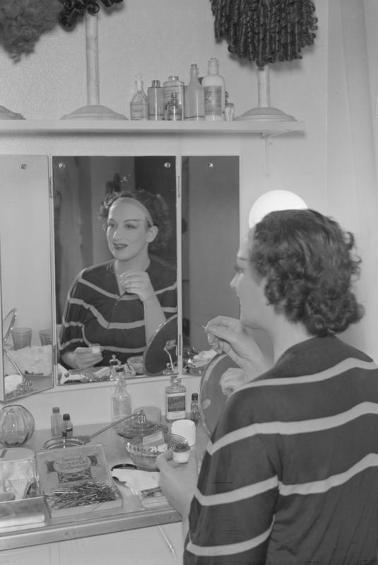 Nainen meikkaamassa peilipöydän edessä 1936. Kuva: Pietinen. Museovirasto. CC BY 4.0.
