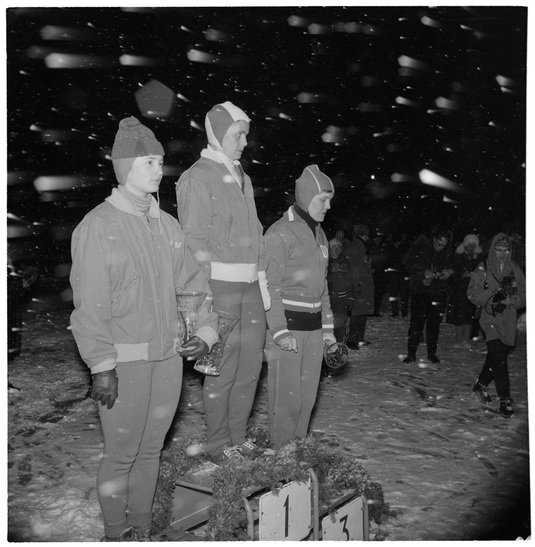 Naisten pikaluistelun MM-kilpailut 1962. Urheilijat palkintopallilla. Kuva: Kosken kuvaamo. Lappeenrannan museot. CC BY-NC-ND 4.0.