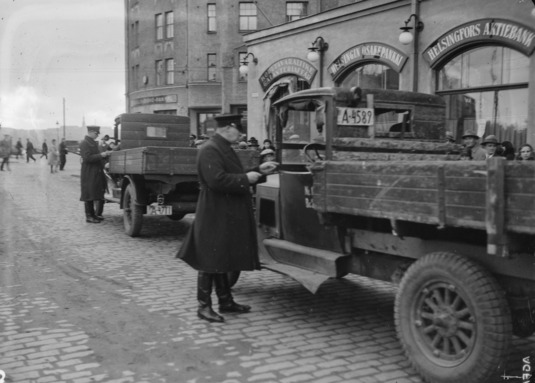 Poliisit tarkastavat autoja ratsiassa. Helsinki 1931. Kuva: Pietinen. Museovirasto. CC BY 4.0.