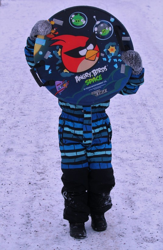 Lapsi käsissään Angry Birds -lumiliukuri. Kuva: Vesa Heikkinen.
