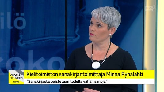 Kielitoimiston sanakirjan toimittaja Minna Pyhälahti MTV:n Viiden jälkeen -ohjelmassa 9.11.2021. Ruutukaappaus.