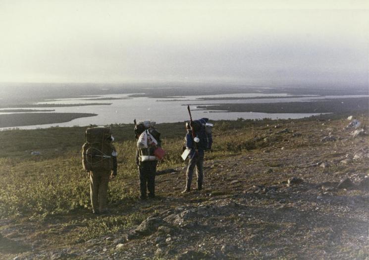 Eräretkeläiset lähestyvät kalapaikkaa 1970-luvulla. Kuva: Suomen metsästysmuseo. CC BY-NC-ND 4.0.