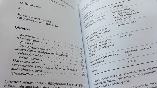 Kielitoimiston oikeinkirjoitusopas. Kuva: Risto Uusikoski, Kotus.