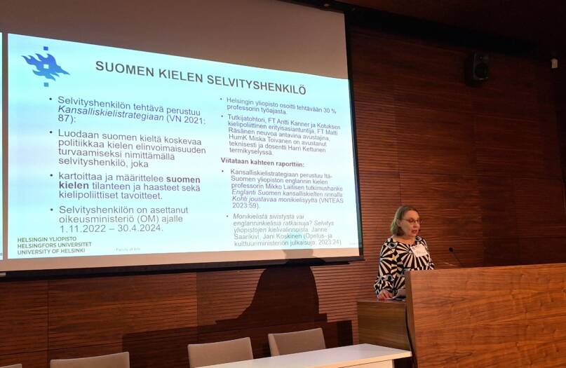 Tiina Onikki-Rantajääskö Suomi osallisuuden kielenä -selvityksen julkistamistilaisuudessa elokuussa 2024. Kuva: Henna Kara, Kotus.