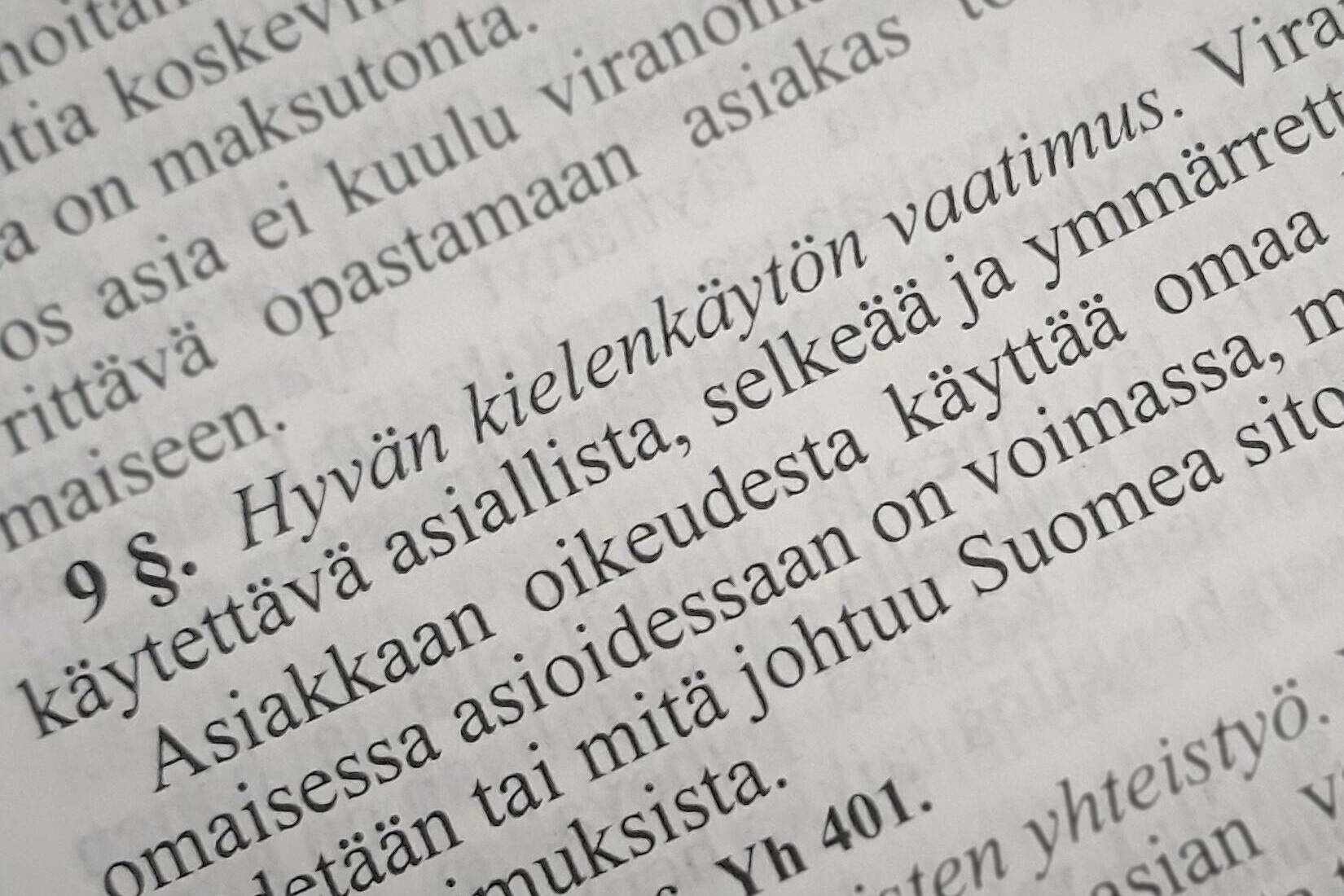 Hallintolain 9. pykälä, Suomen laki 1 -kirja. Yksityiskohta. Kuva: Hanna Virtakangas, Kotus.