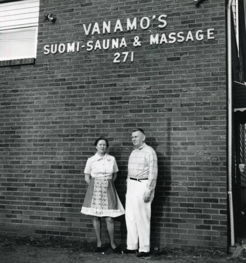 Irma ja Jalmari Vanamo saunaliikkeensä edustalla. Clifton, New Jersey. 1975. CC BY 4.0.