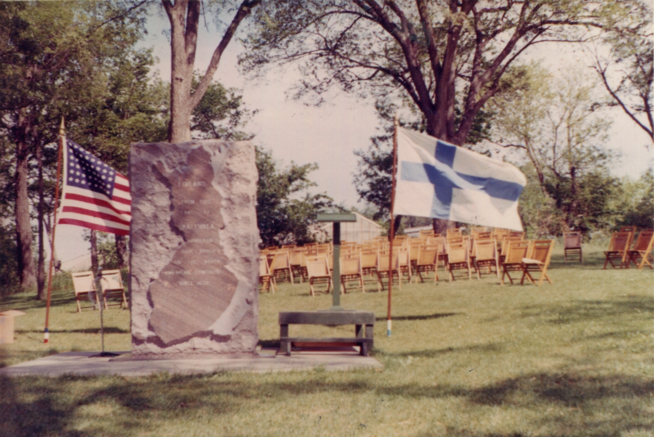 Suomalaisten siirtolaisten muistomerkki vuodelta 1958. Minneapolis, Minnesota. Kuva Siirtolaisinstituutti. CC BY 4.0.